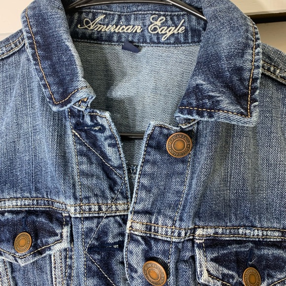 American Eagle “medium wash” slightly distressed jean jacket, size medium - Picture 4 of 7